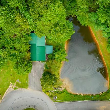 Hugs N Kisses Pool Table Hot Tub Pool Table Community Pool Close To Downtown Gatlinburg Kültér fotó